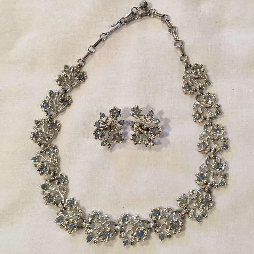 🦋Vintage Coro Necklace & Clip-On Earrings🦋